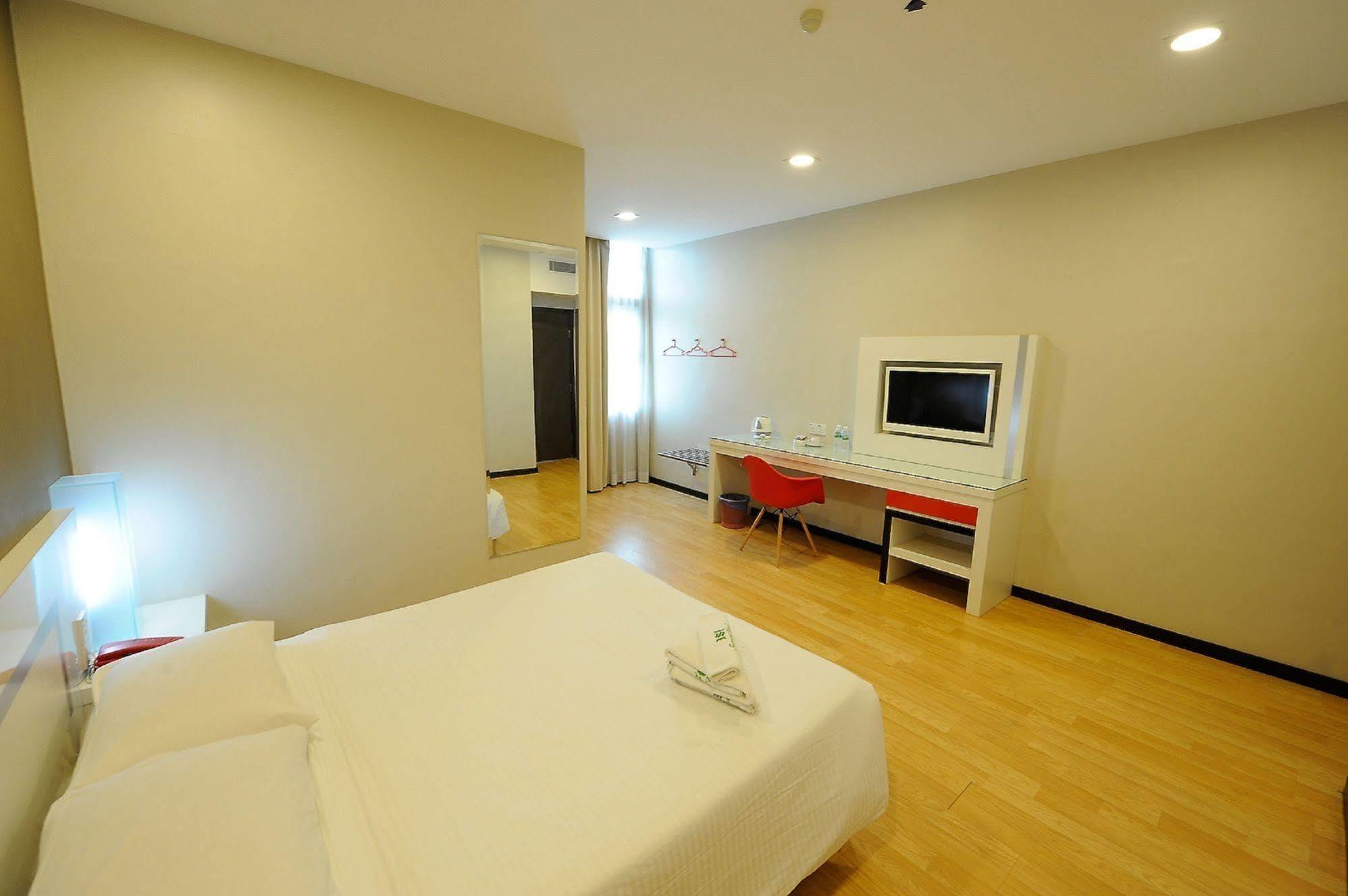 Oyo 232 The Suraya Hotel Kuantan Exterior photo