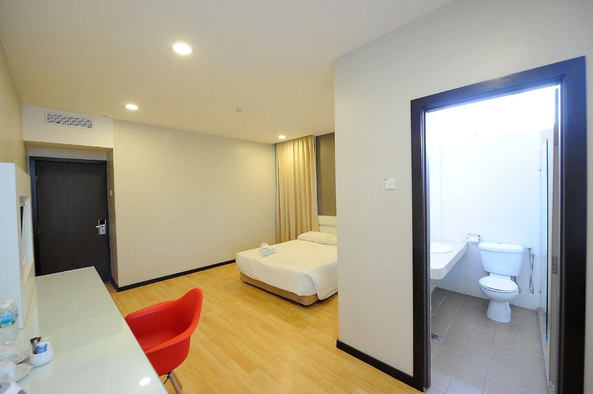 Oyo 232 The Suraya Hotel Kuantan Exterior photo